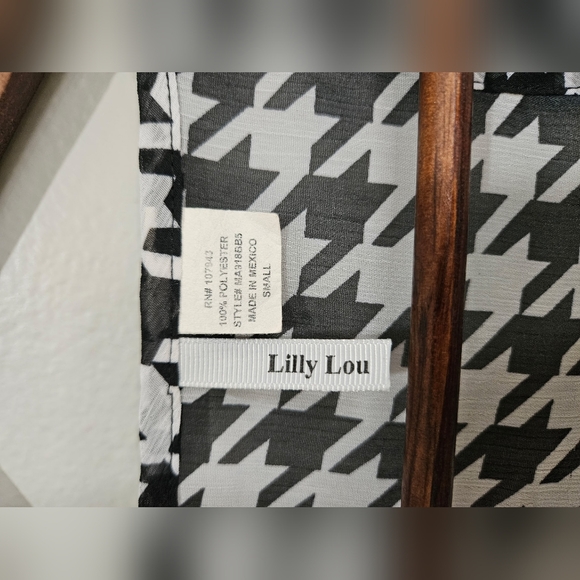 Lilly Lou Houndstooth Top with Lace Accents. S - Picture 4 of 5